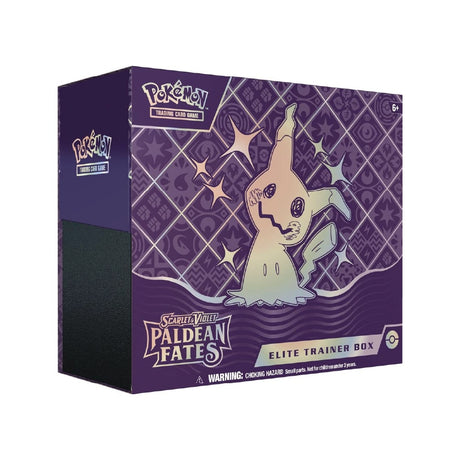 Elite Trainer Box Paldean Fates vsebuje 9 booster paketov, promo karto, energijske karte in kodo za Pokémon TCG Online.